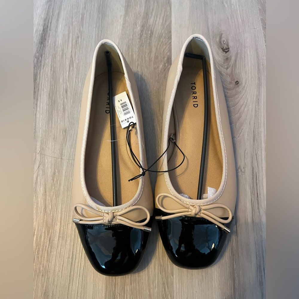 NWT Torrid 9.5 wide Cap Toe Bow Ballet Flats
